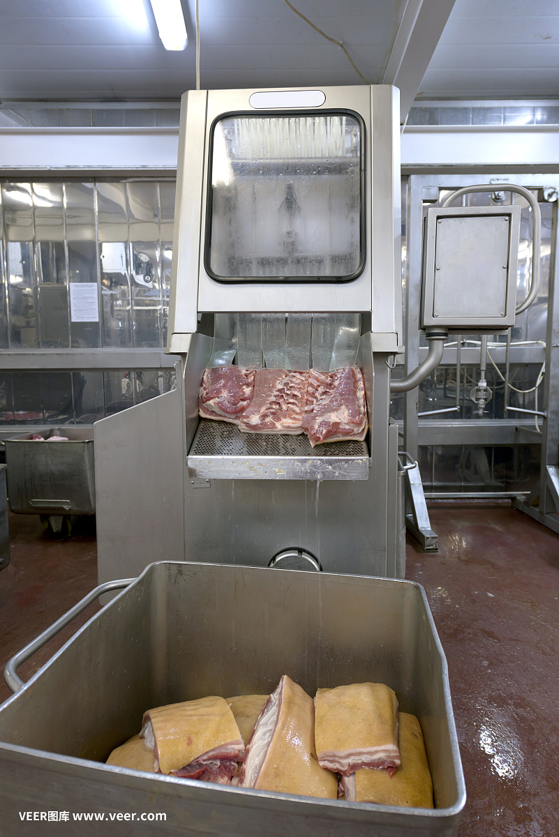 食品工廠的生產線。肉類產品的準備。